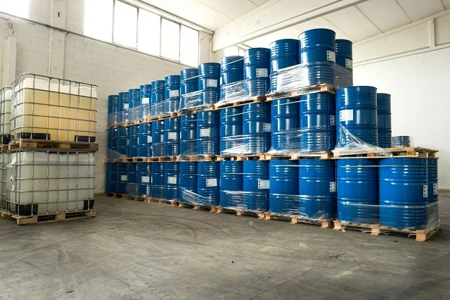 669146f43ddd7_28690884_metal-drums-stored-in-warehouse-min